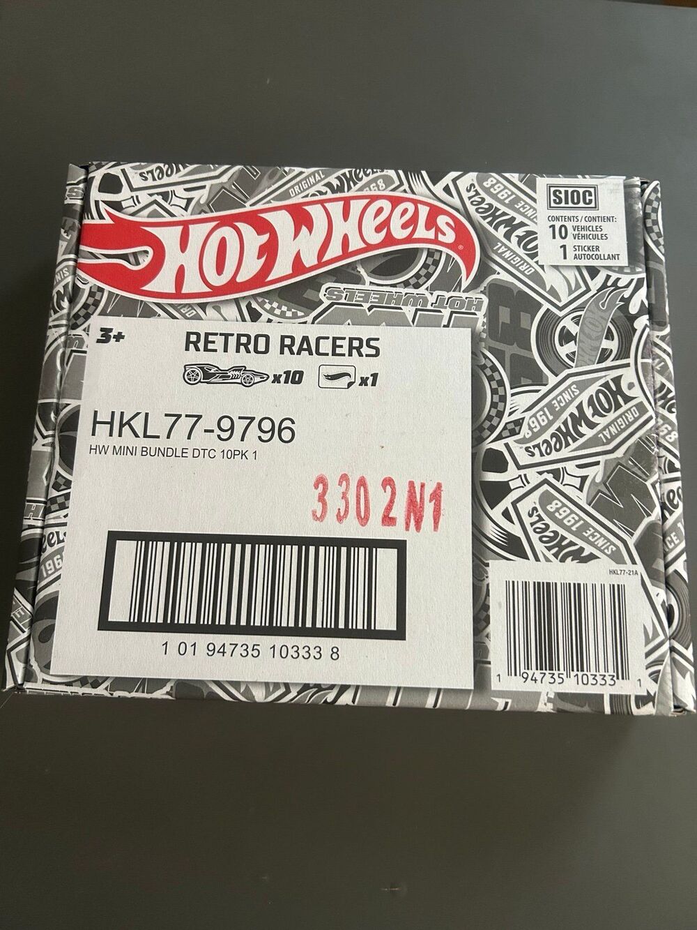 Hot Wheels Retro Racers 10-Pack gift set containing 1:64 scale die-cast cars